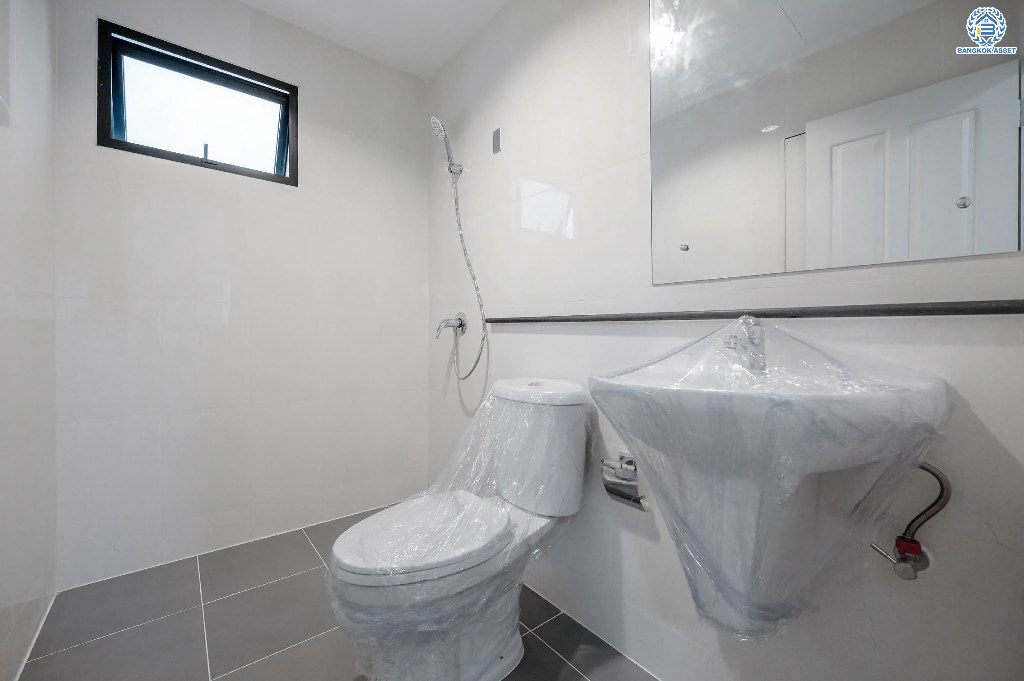 บ้านมือสองตกแต่งใหม่ โครงการ โมดิวิลล่า บางบัวทอง บ้านแฝดสไตล์โมเดิร์น เนื้อที่ 41.2 ตร.ว. ฟังก์ชัน 3 ห้องนอน 2 ห้องน้ำ จอดรถได้ 2 คัน พร้อมอยู่ บนทำเลติดถนนกาญจนาภิเษก ใกล้เซ็นทรัลเวสต์เกต และรถไฟฟ้าสถานี "คลองบางไผ่"...